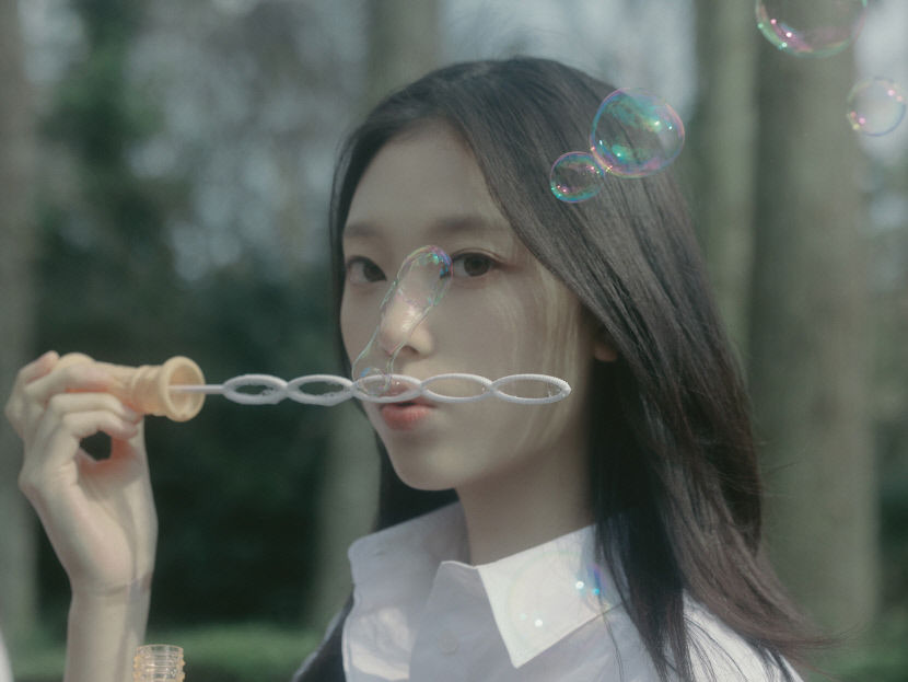 하이브-어도어 갈등 속 뉴진스 신곡 버블 검 뮤비 공개