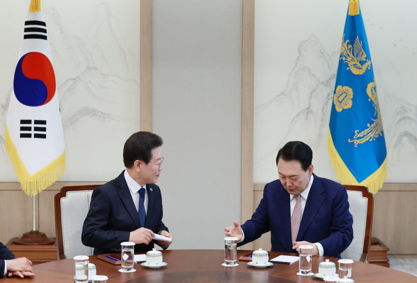 [속보] 이재명 국회 존중·야당 파트너 인정해달라…尹 고개 끄덕여