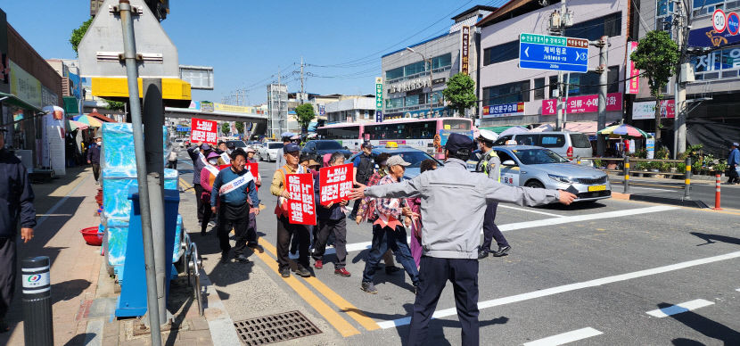 민생경제 위해 직거래장터 개설했는데…노점상 한달째 시위 이유는?