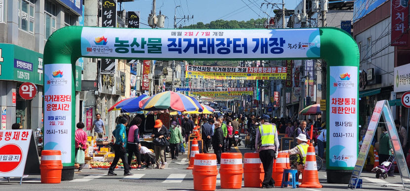 민생경제 위해 직거래장터 개설했는데…노점상 한달째 시위 이유는?
