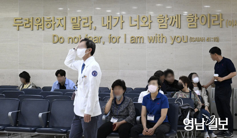 [포토뉴스] 환자들 앞으로 지나치는 계명대학교 동산병원 의료진