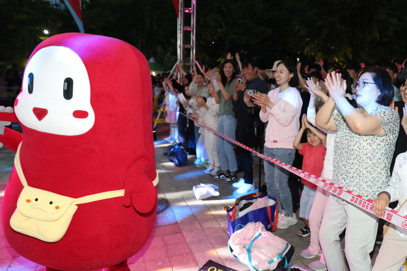 외국인도 엄지척…대구서 열린 떡볶이 축제서 남녀노소 즐거운 시간