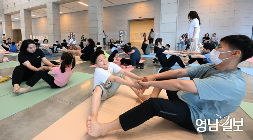 [포토뉴스] 대구미술관에서 부모님과 함께 요가체험하는 아이들