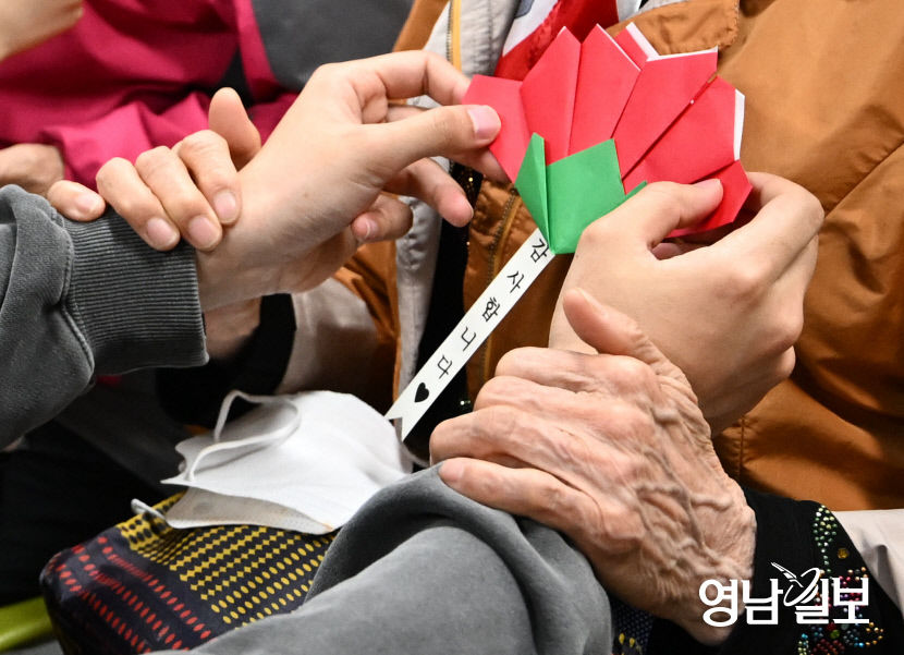 [포토뉴스] 어버이날 앞두고 어르신에게 카네이션