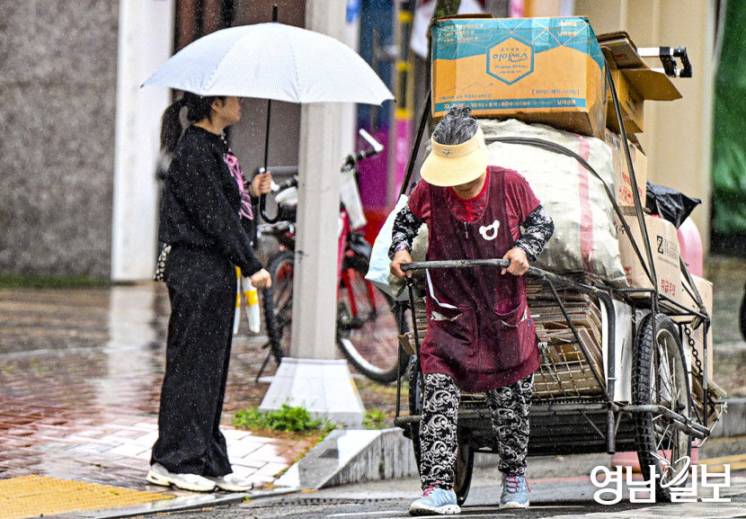 [포토뉴스] 빗물 먹은 폐지…더 힘겨운 삶의 무게