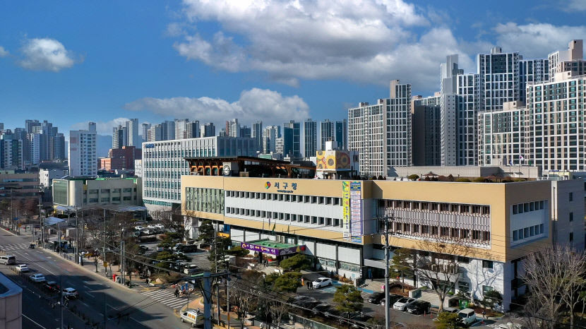 구청장이 우수공무원 격려 해외 연수 참가?…류한국 서구청장 셀프 재충전 논란