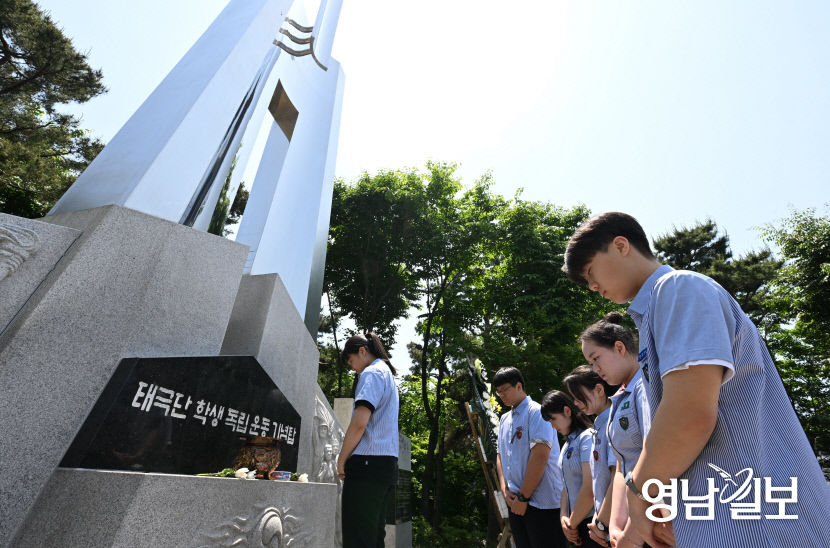 [포토뉴스] 82주년 태극단 학생독립운동기념식에서 묵념하는 학생들