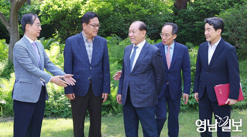 與 비대위원·원내지도부 구성 나서…지역안배에 TK는 빠져