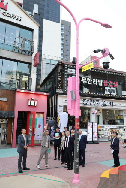 한수원, 서울 마포구 홍대 레드로드 일대에서 안심 가로등 점등식