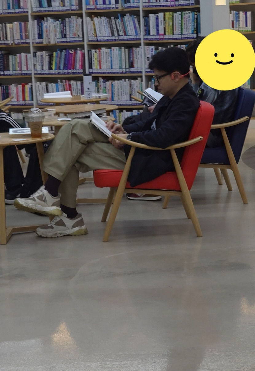 비대위원장직 사퇴 한동훈, 도서관 목격담에 온라인 화제