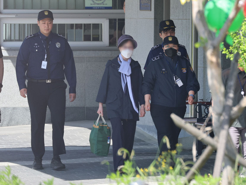 [포토뉴스] 尹 장모, 구속 299일만에 출소…현직 대통령 재임 중 친인척 가석방은 최초