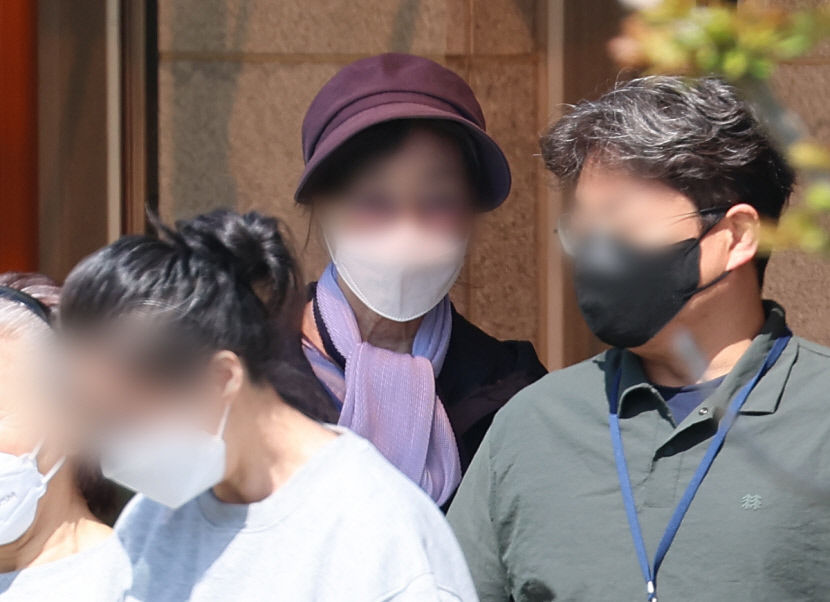 [포토뉴스] 尹 장모, 구속 299일만에 출소…현직 대통령 재임 중 친인척 가석방은 최초