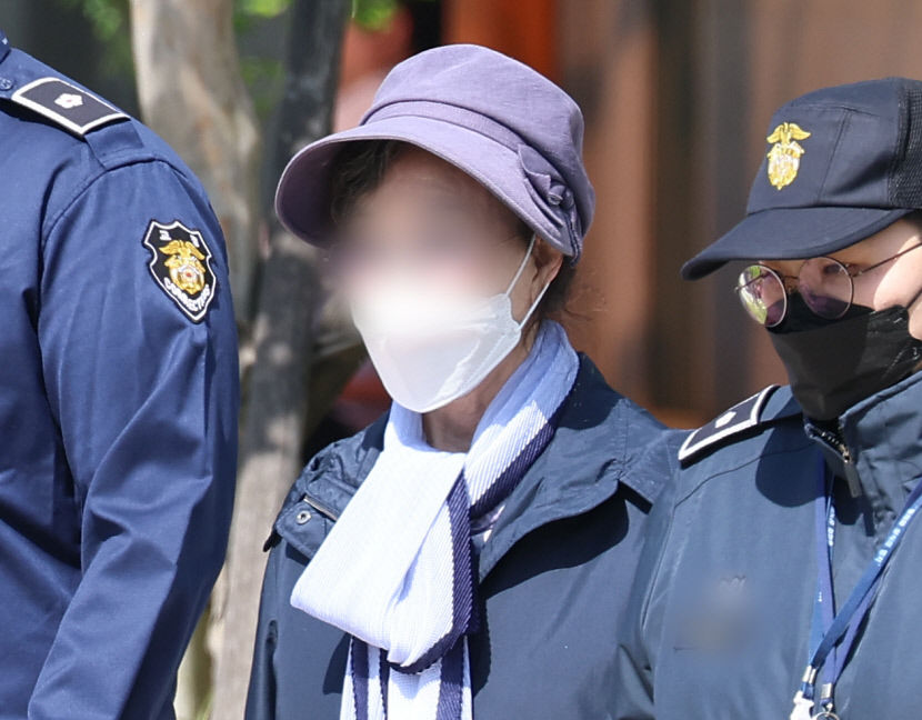 [포토뉴스] 尹 장모, 구속 299일만에 출소…현직 대통령 재임 중 친인척 가석방은 최초