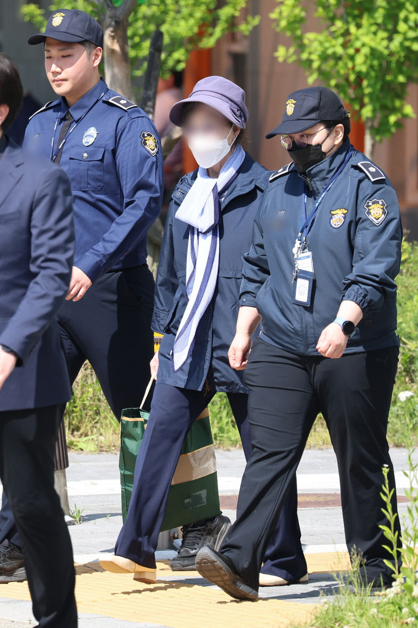 [포토뉴스] 尹 장모, 구속 299일만에 출소…현직 대통령 재임 중 친인척 가석방은 최초
