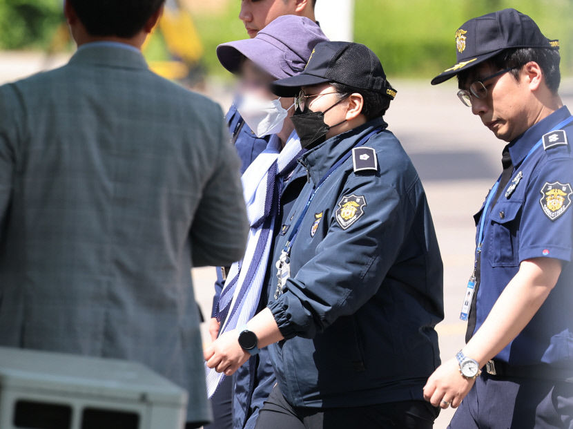 [포토뉴스] 尹 장모, 구속 299일만에 출소…현직 대통령 재임 중 친인척 가석방은 최초