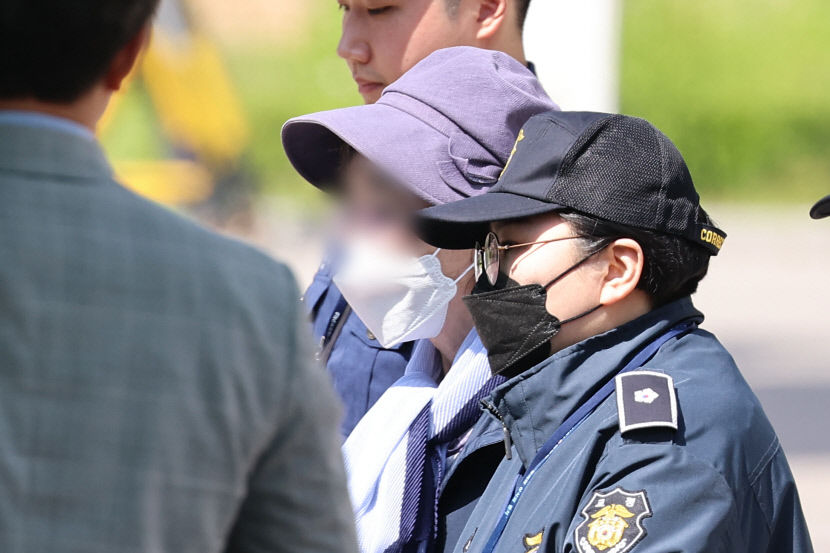 [포토뉴스] 尹 장모, 구속 299일만에 출소…현직 대통령 재임 중 친인척 가석방은 최초