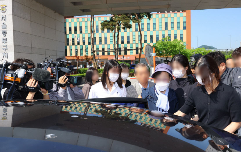 [포토뉴스] 尹 장모, 구속 299일만에 출소…현직 대통령 재임 중 친인척 가석방은 최초