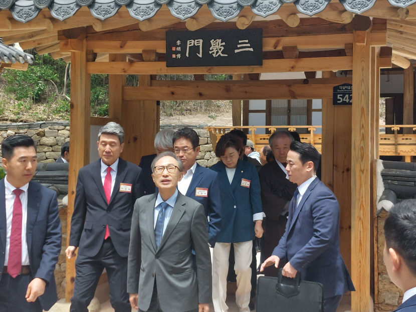 이명박 前대통령, 11년 만에 고향 포항 방문 항상 포항시민인 것 자랑스럽게 생각