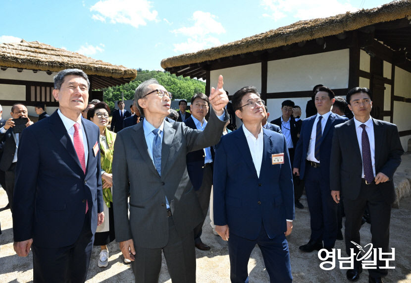 [포토뉴스] 경북 포항 고향집 둘러보는 이명박 전 대통령