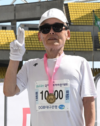 [제17회 영남일보 국하프마라톤대회] 최고령 참가 김병준·옥용숙씨 의지와 인내력 시험하며 건강도 챙기고