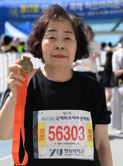 [제17회 영남일보 국하프마라톤대회] 최고령 참가 김병준·옥용숙씨 의지와 인내력 시험하며 건강도 챙기고