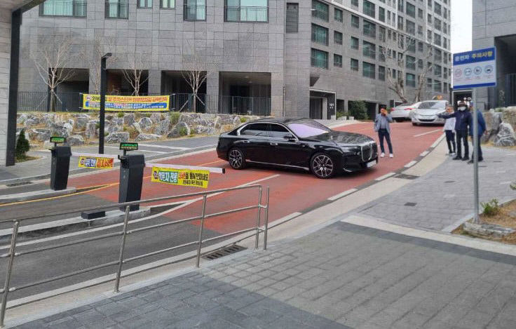 아파트 입구 막는 민폐 주차 강제 견인 가능하다