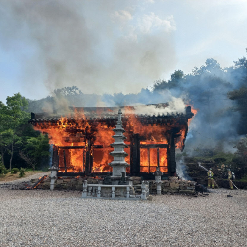 의성 사찰서 원인 알 수 없는 불로 법당 전소