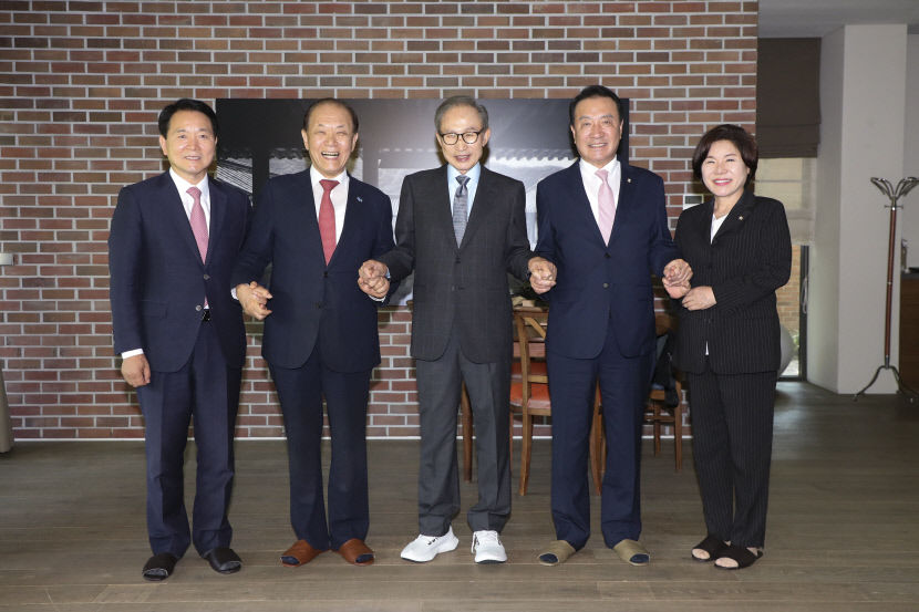 황우여 비대위원장, 이명박 전 대통령 예방…힘 합쳐 국가 발전 위해 노력 해달라