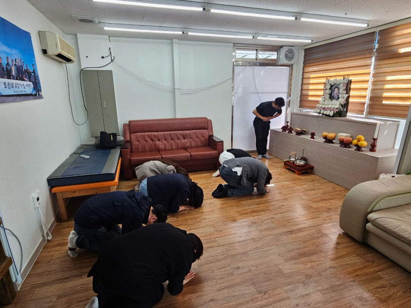 성주군천 직원, 무연고 사망자 마지막 길 배웅