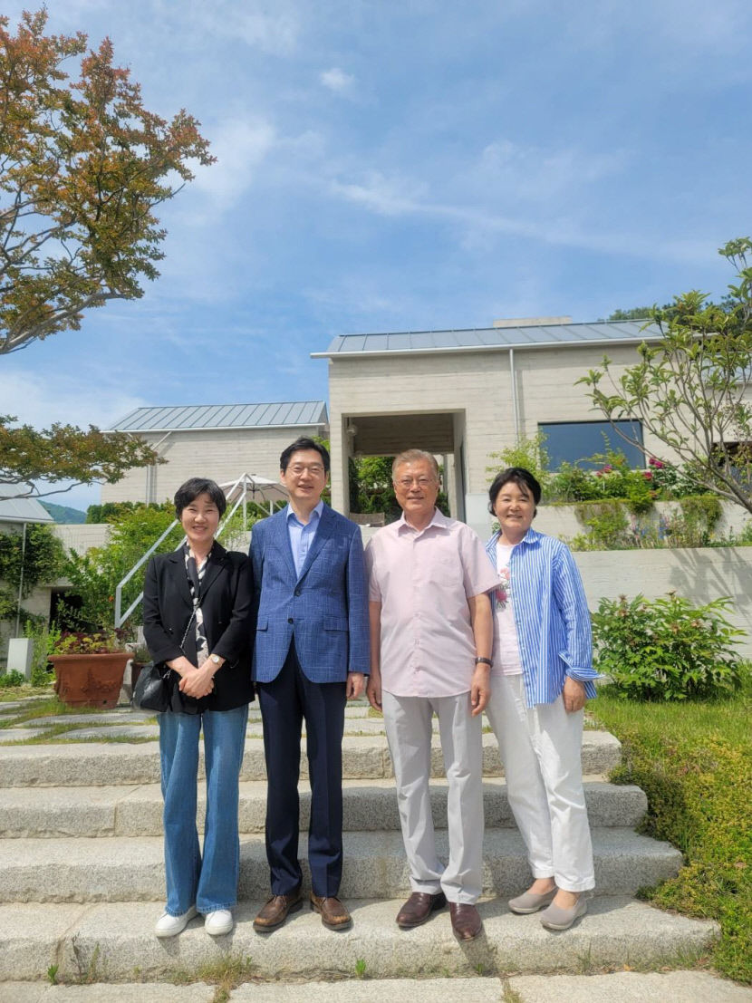 김경수, 故 노무현 전 대통령 추도식 하루 앞두고 문재인 전 대통령 예방