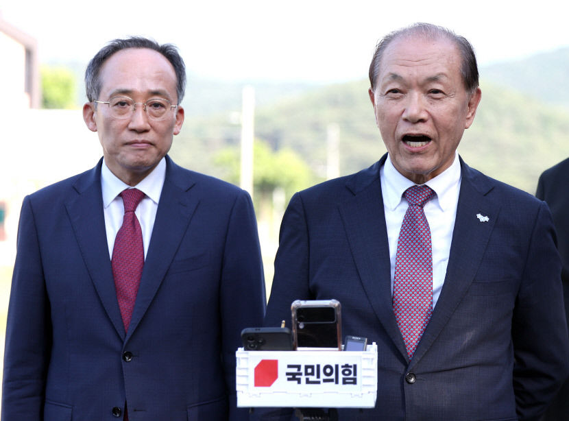 與 지도부, 文 예방으로 협치 물꼬…당에서는 전대 신경써야 비판도