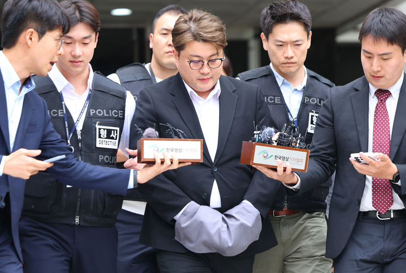 김호중 구속 심사 후 포승줄에 묶인 채 유치장으로…죄송합니다. 반성하겠습니다