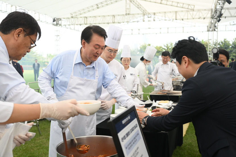 기자들과 김치찌개 약속지킨 尹대통령…용산서 출입기자단 만찬
