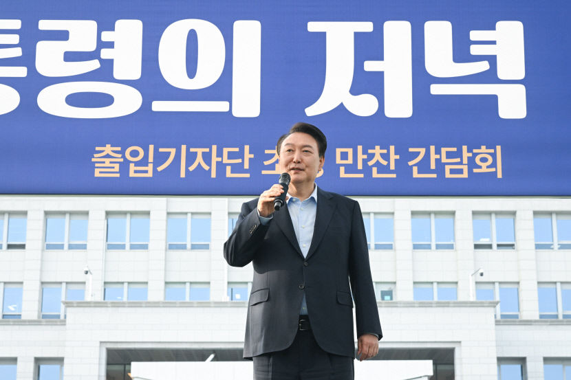 기자들과 김치찌개 약속지킨 尹대통령…용산서 출입기자단 만찬