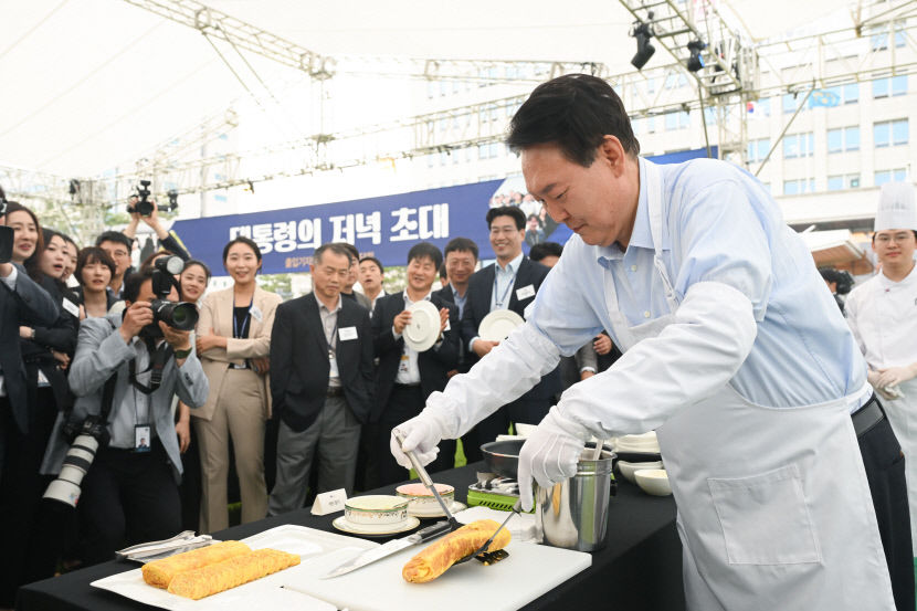 기자들과 김치찌개 약속지킨 尹대통령…용산서 출입기자단 만찬