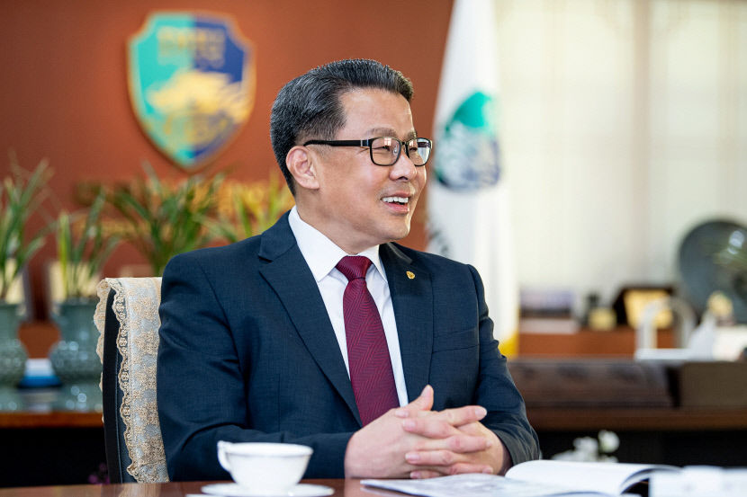 K-MEDI 산업 실크로드로 예비 글로컬大 뽑힌 변창훈 대구한의대 총장…한의학 세계화 위해 글로컬 돛 달고 더 넓은 바다 나아가겠다