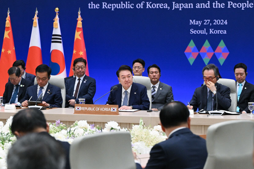 韓日中 정상회의 정례화 합의…북핵 문제는 원론적 입장만