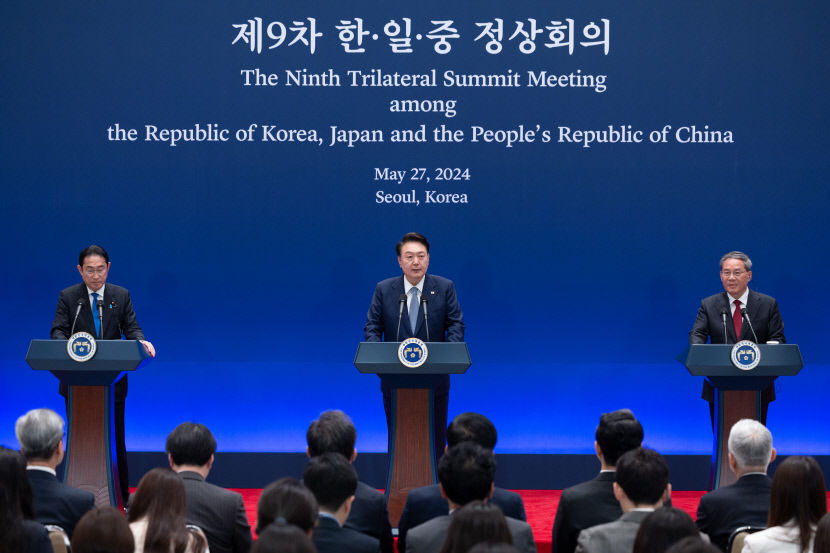 韓日中 정상회의 정례화 합의…북핵 문제는 원론적 입장만