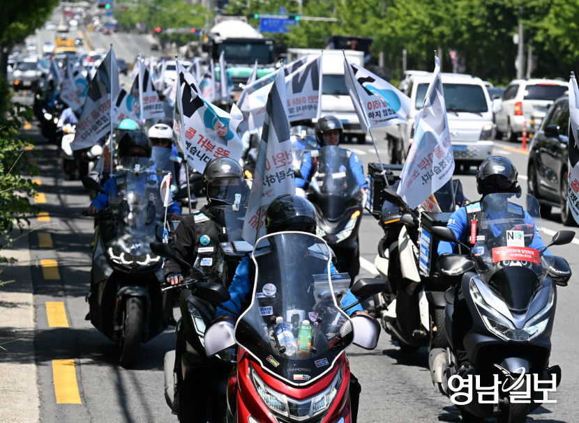 [포토뉴스] 배달의민족 B마트 거부의 날 라이더 행진 하는 배달플랫폼노동자들