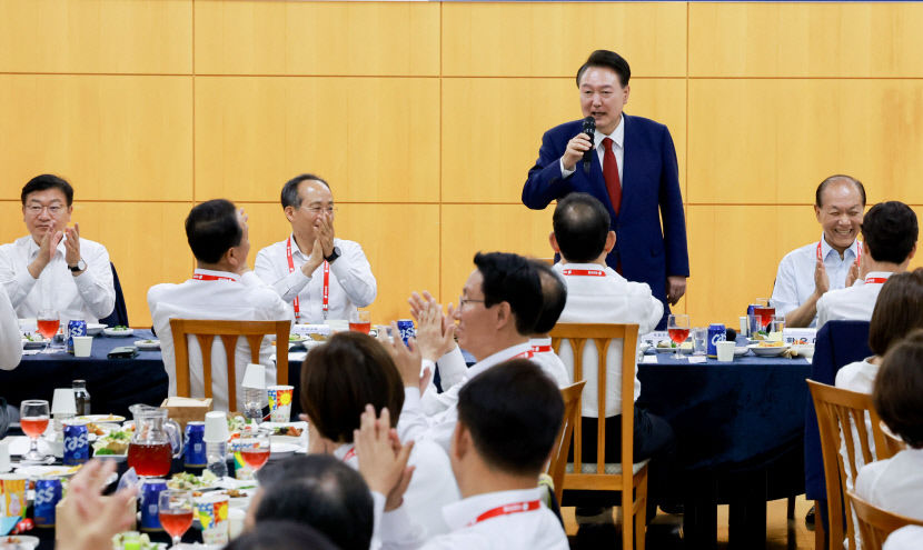與 22대 국회 첫날 워크숍 열고 내부결속 다져…尹도 참석해 축하