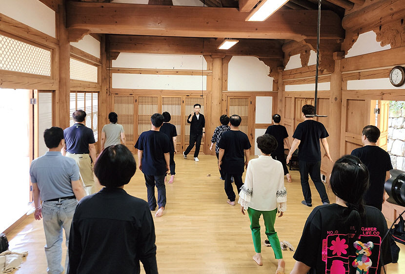 [위클리포유 커버 스토리] 번아웃 셀프 충전법(2) 표정·호흡·말 마인드 훈련…뇌과학 기반한 케어