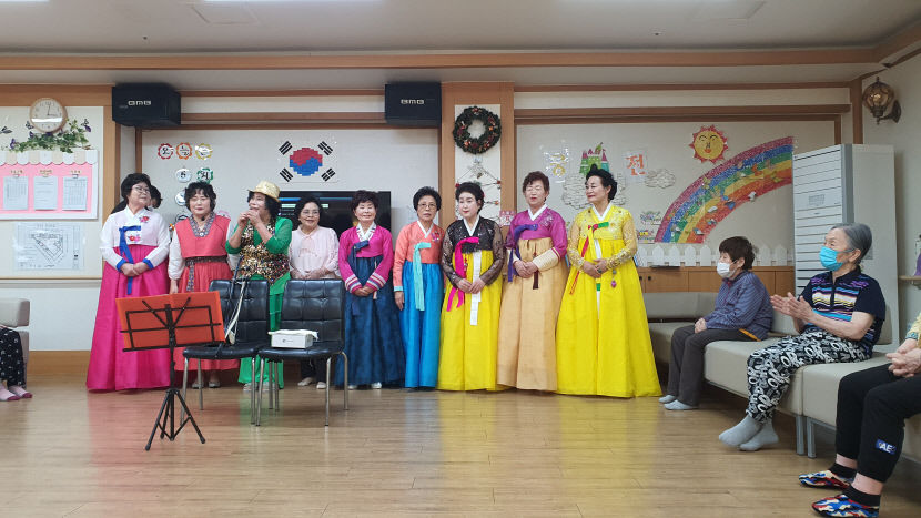 [동네뉴스] 나이를 잊은 어르신 봉사단, 평균 연령 76세 방글방글 예술봉사단