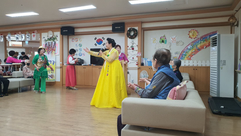 [동네뉴스] 나이를 잊은 어르신 봉사단, 평균 연령 76세 방글방글 예술봉사단