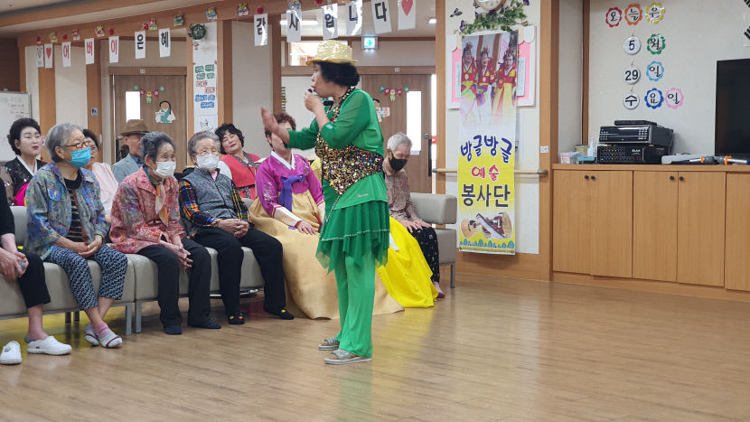 [동네뉴스] 나이를 잊은 어르신 봉사단, 평균 연령 76세 방글방글 예술봉사단