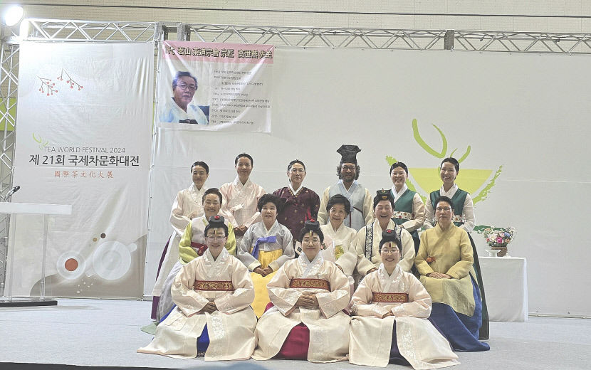 전통과 현대의 조화…명산다도종회의 사제결지례 행사
