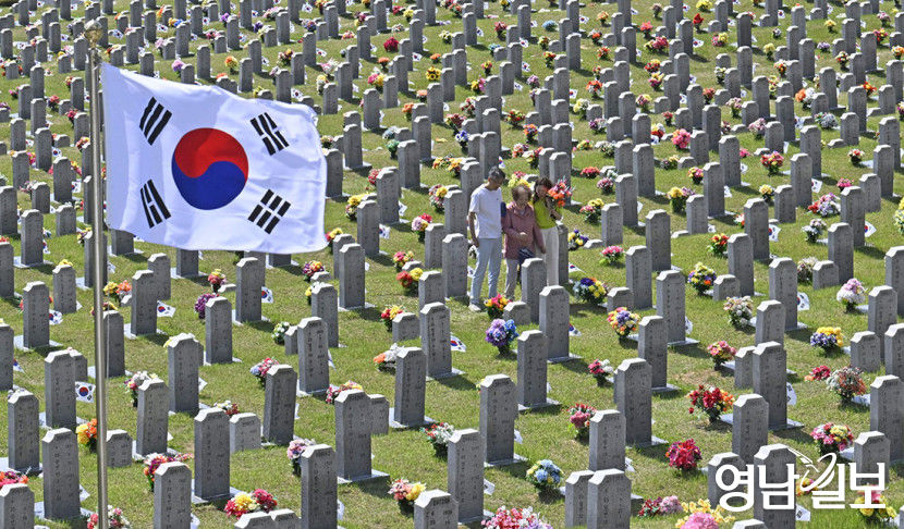 [포토뉴스] 현충일 앞두고 참배
