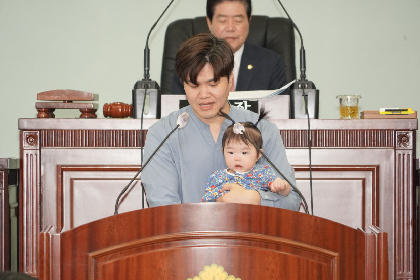 생후 10개월 아이 안고 7분 발언한 이정현 대구 남구의원… 산후지원 늘려야