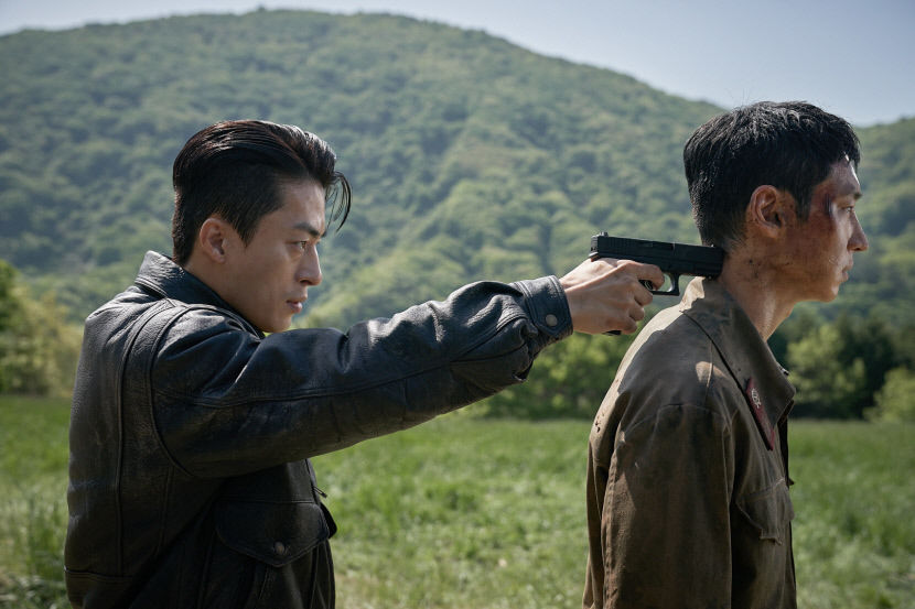 공중서 납치당한 여객기…자유 찾아 철책선 넘는 북한병사