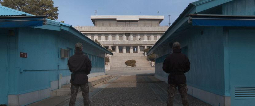 공중서 납치당한 여객기…자유 찾아 철책선 넘는 북한병사