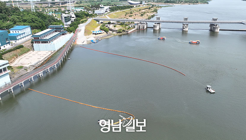 [포토뉴스] 강정고령보에 뜬 녹조제거선